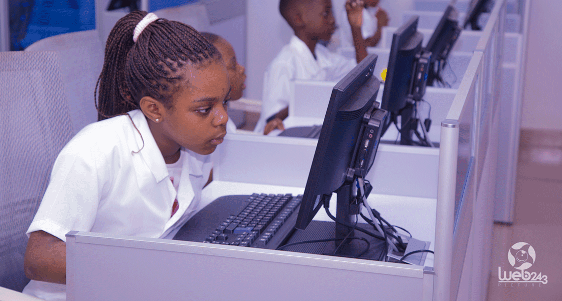 Académiciens ASCITECH en salle informatique